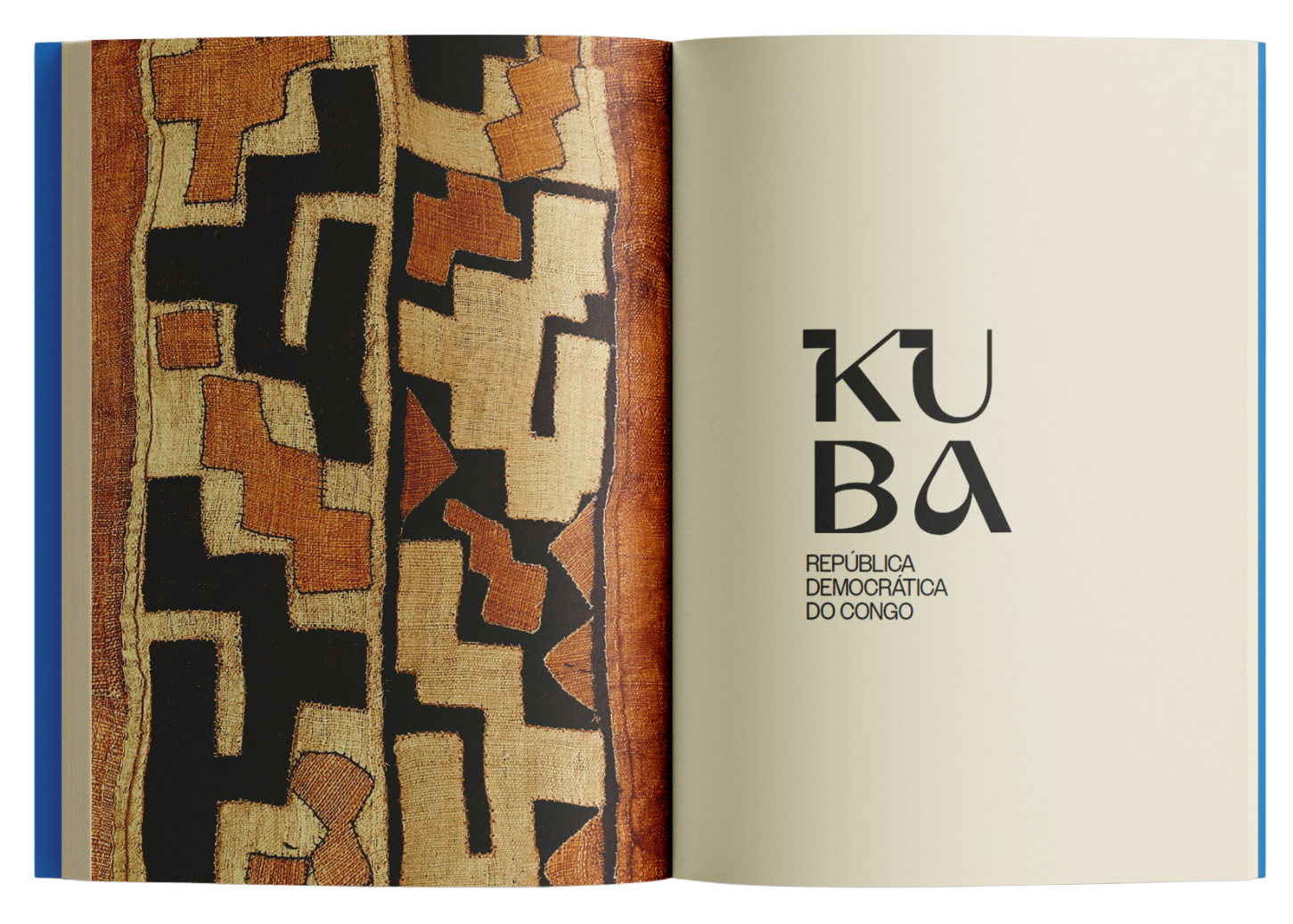Abertura interna do livro com detalhe de tecido Kuba e a página de título do capítulo